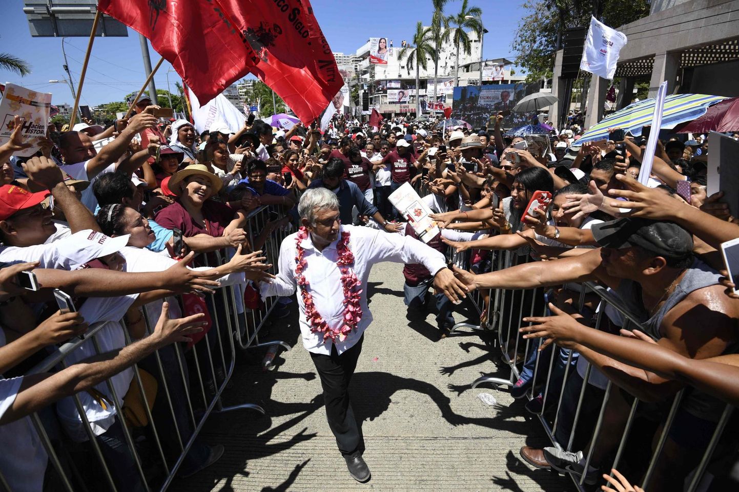 Mehhiko presidendivalimiste kindel soosik, vasakpoolse Morena partei populistlik kandidaat Andrés Manuel López Obrador ehk AMLO kohtumas valijatega Acapulcos. 