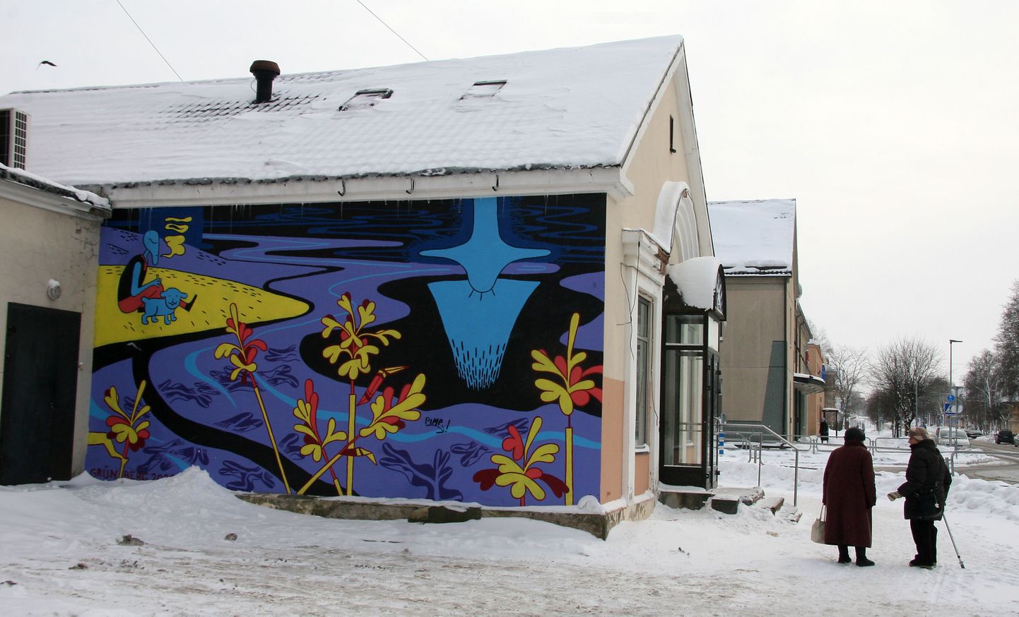 Стена магазина на Калеви, 16 в Кохтла-Ярве, расписанная художницей Лийзи Грюнберг, привлекает взгляд издалека.