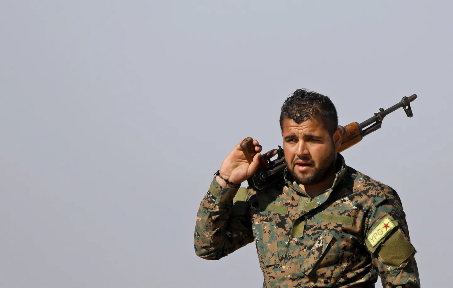 Kurdi Rahvakaitseüksuste (YPG) võitleja.