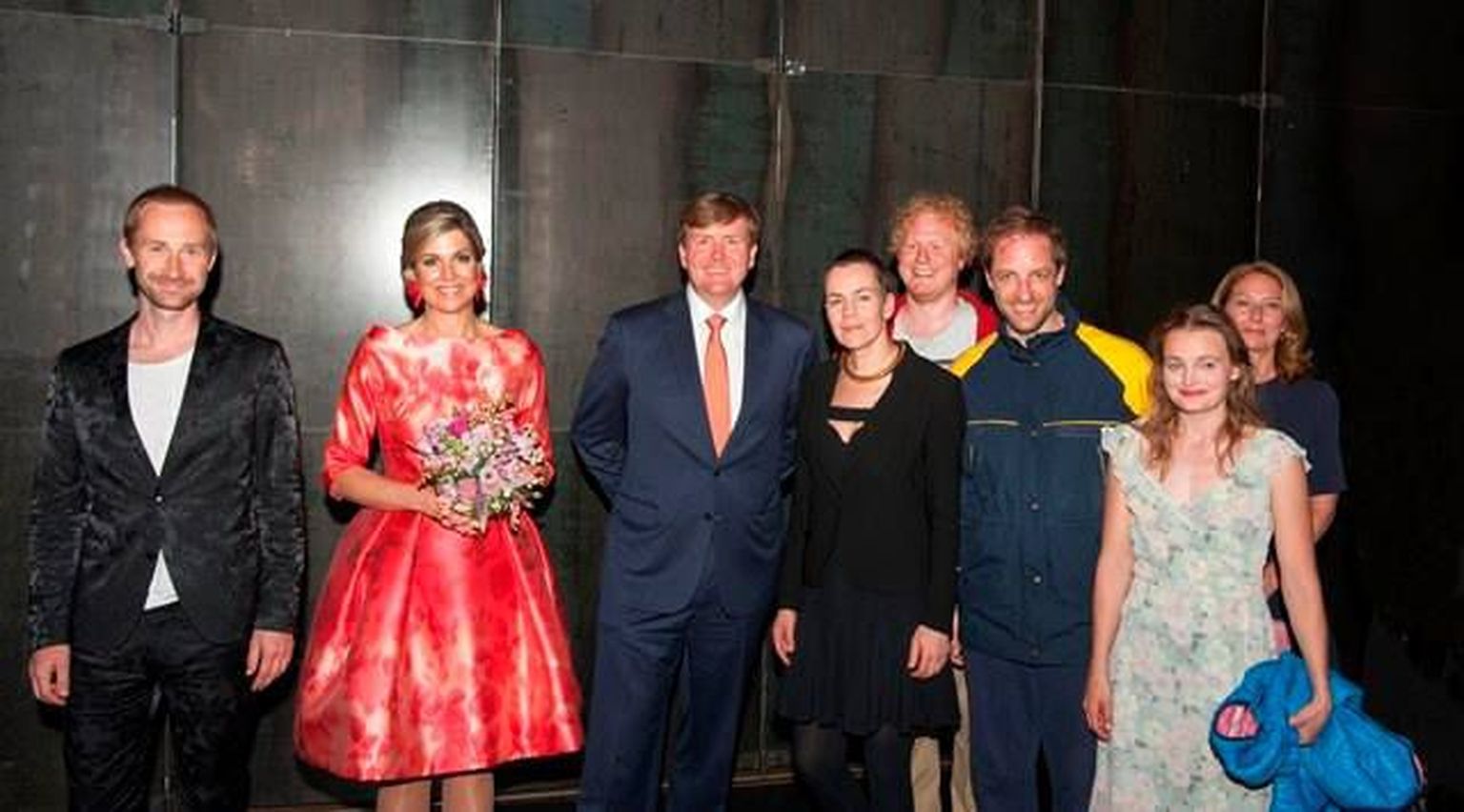 Hetk pärast etendust: Tiit Ojasoo (vasakult), kuningapaar Willem-Alexander ja Maxima, Ene-Liis Semper ja osa trupist.