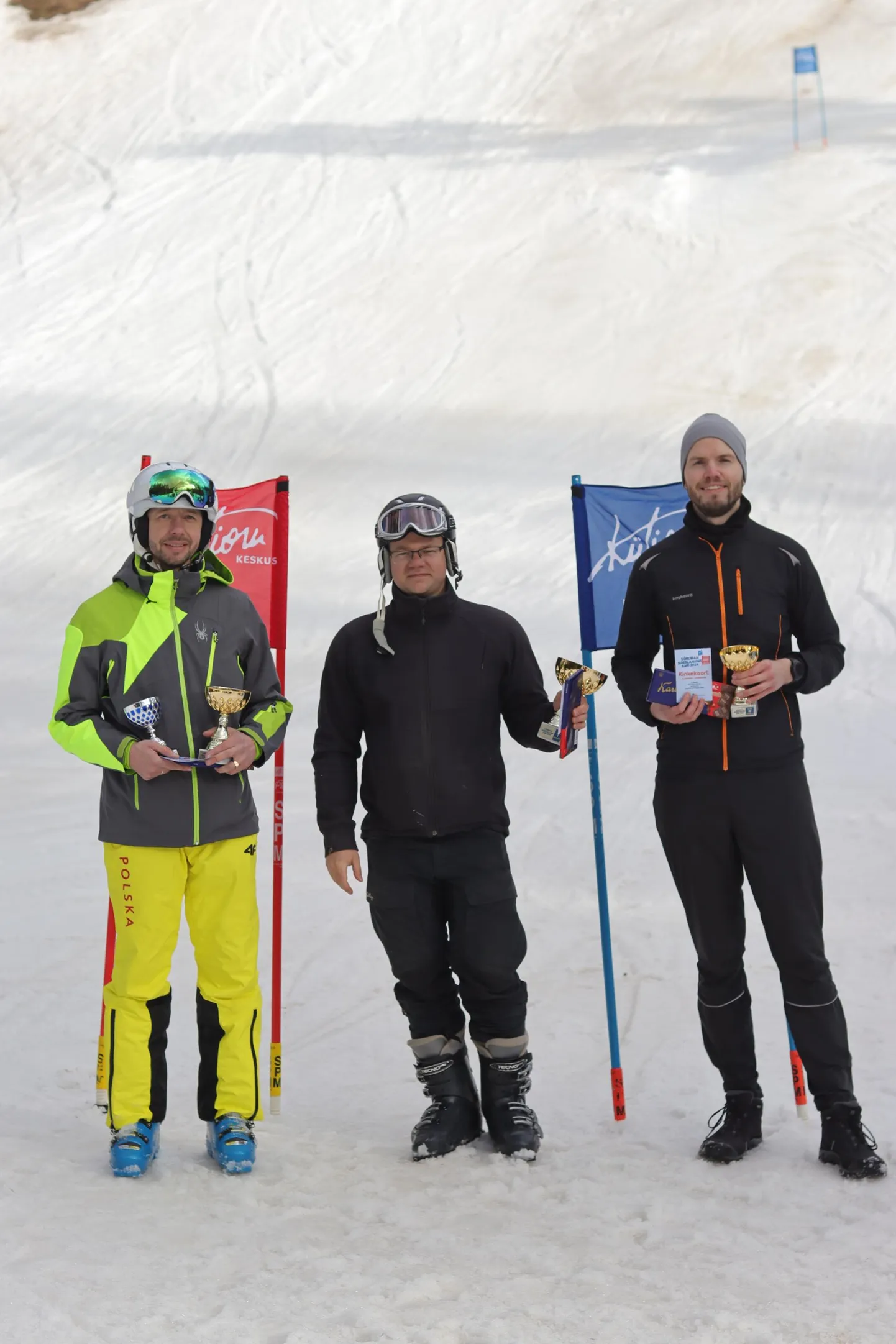 M Open 18+ klassi hooaja parimad mäesuusatajad: 2. koha saanud Marko Eiche (vasakult), esikohale tulnud Ando Tuul ja 3. koha saanud Timo Õun.