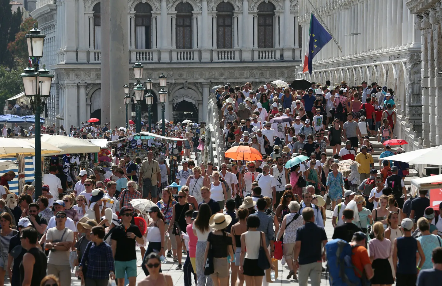Turistid Veneetsias