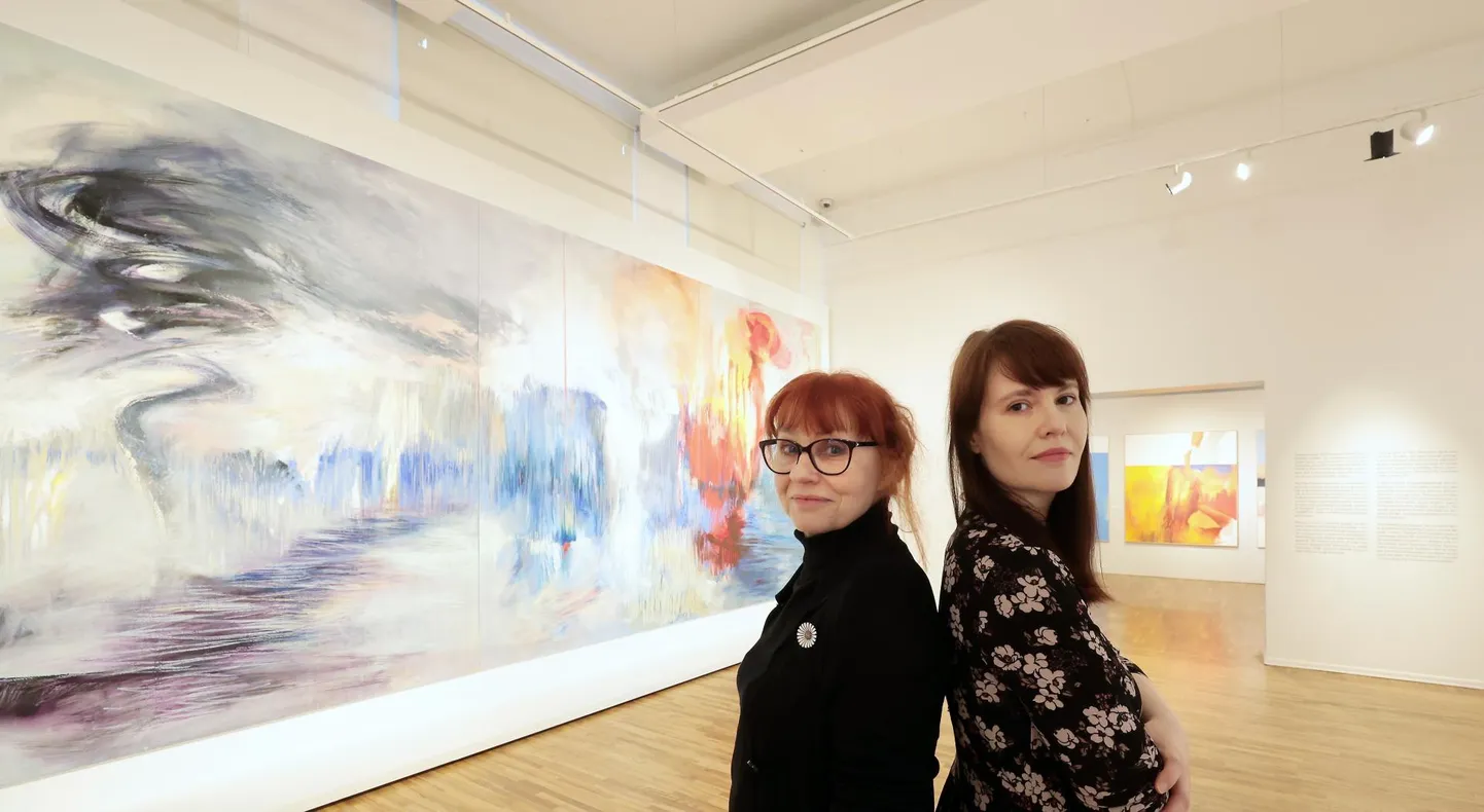 Kunstnik ja kuraator: Sirje Petersen (vasakul) ja Kadri Asmer näitusel «Tormid ja tungid» Tartu Kunstimajas.