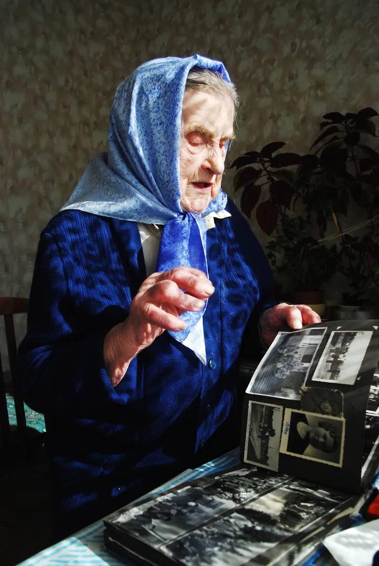 Hilda Paju oma elu hetki sirvimas.