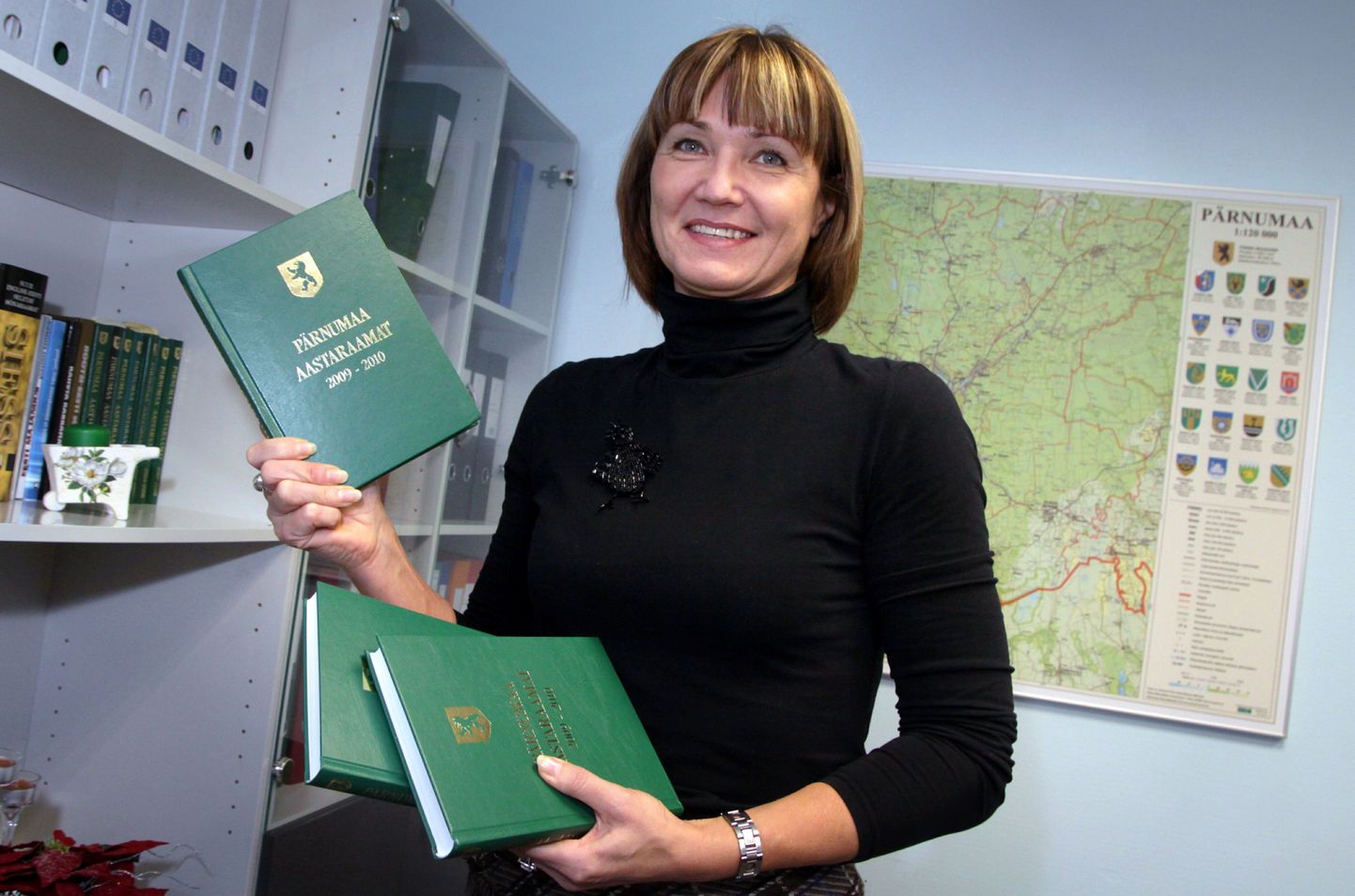 Maavalitsuse regionaalarengu peaspetsialist Riina Redlich jagab “Pärnumaa aastaraamatut 2009-2010”.