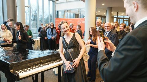 Galerii ⟩ Pärnu kontserdimaja publikut üllatati pilliesitlusel klaverisuuruse tordiga