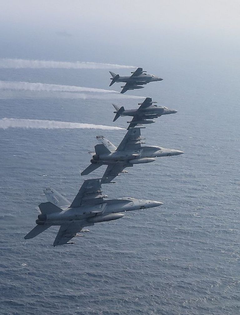 Kaks USA F/A-18E Super Hornetit ja kaks AV-8B Harrieri treeninglennul