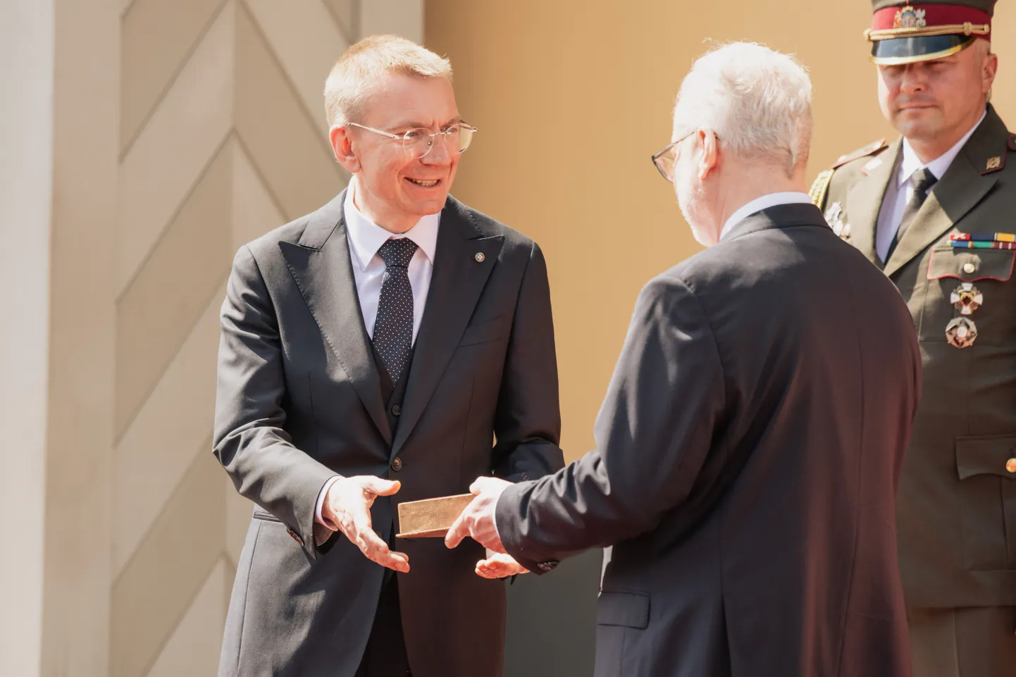 Президент на символической церемонии получает ключи от Рижского замка