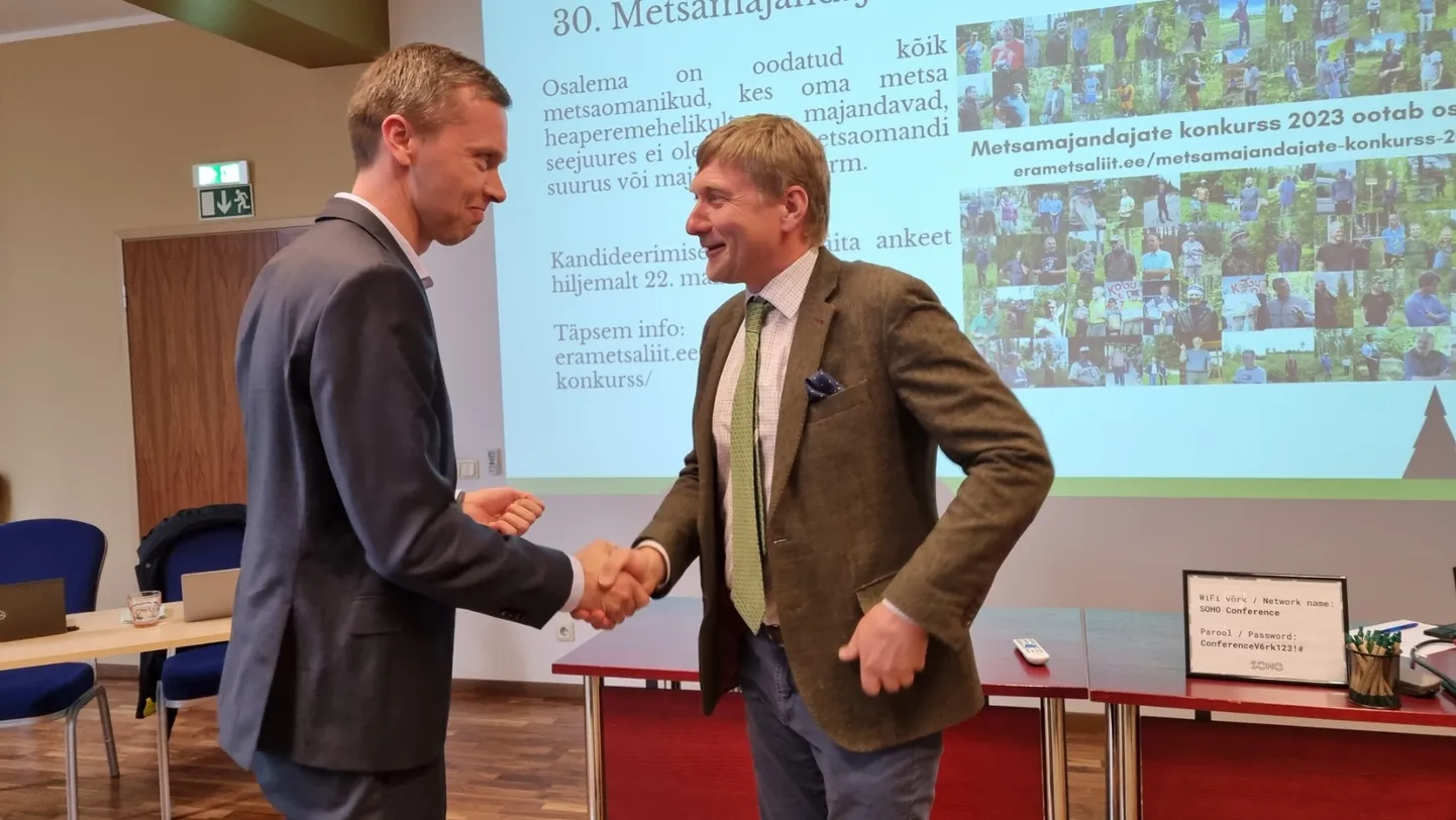 Eesti Erametsaliidu eelmine juhatuse esimees Ando Eelmaa (paremal) annab Ants Erikule kaasa head soovid vastutusrikkas ametis jätkamiseks.
