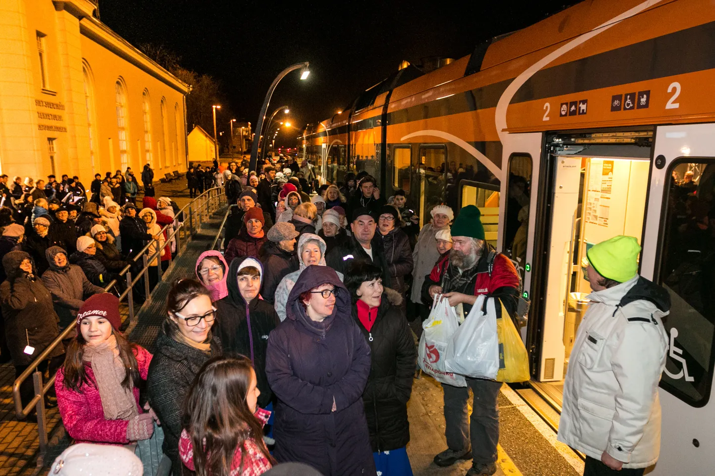 Rongireisijad Tartu vaksalis.