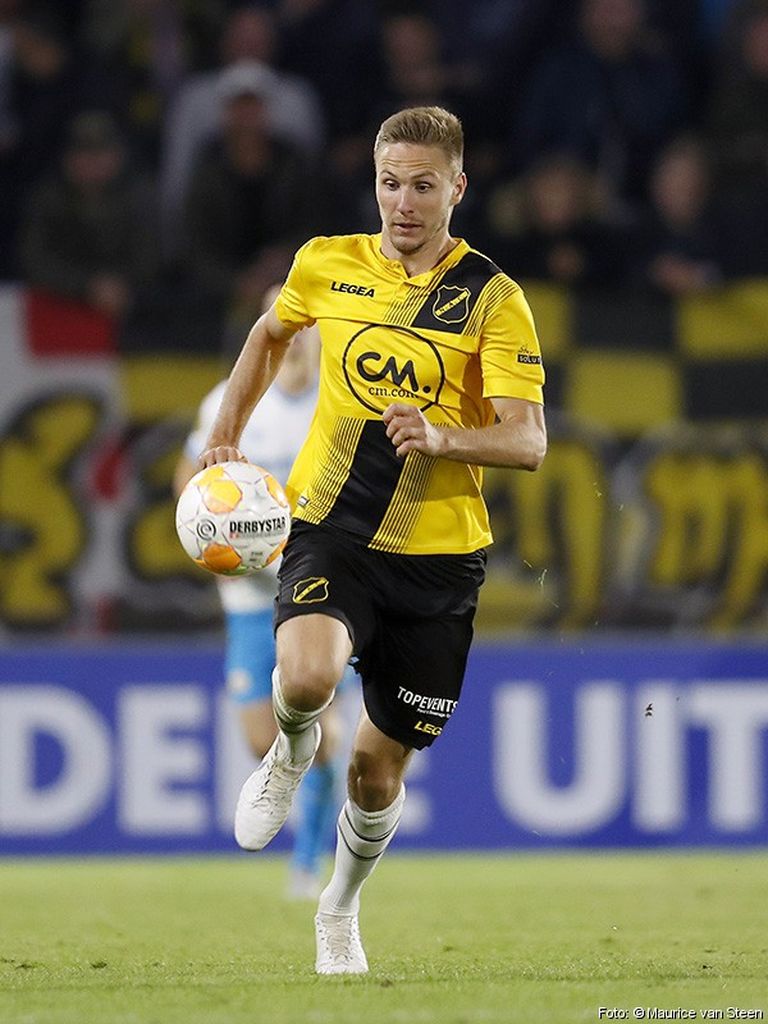 Karol Mets veel NAC Breda kollases rüüs.