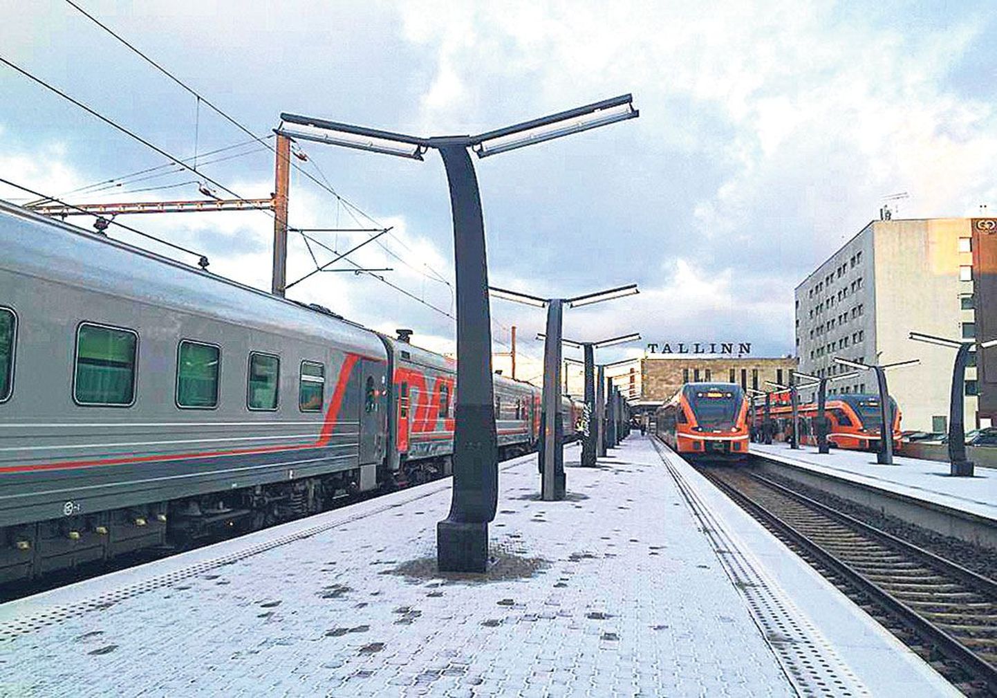 Балтийский вокзал в Таллинне: поезд на Петербург (на фото слева) и Балтийский вокзал в Петербурге: отправляющийся в Таллинн автобус. Приезжаете вы в Петербург на автобусе или на поезде, и в том и в другом случае станция метро находится буквально в двух шагах от остановки.