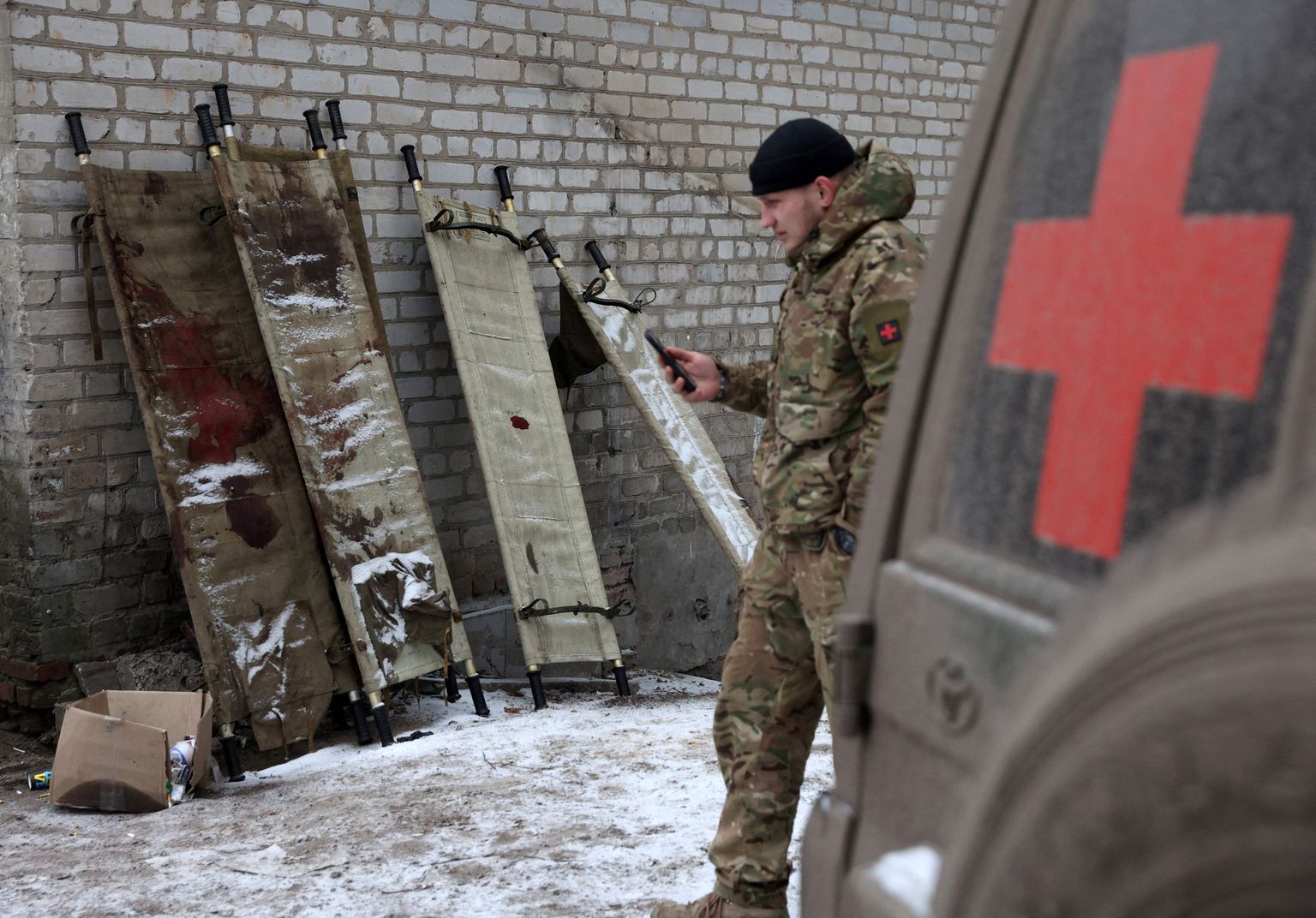 Ukraina sõdur jalutab mööda haavatute stabiliseerimise hospitalist rindejoone lähistel Donetski oblastis 15. jaanuaril 2023.