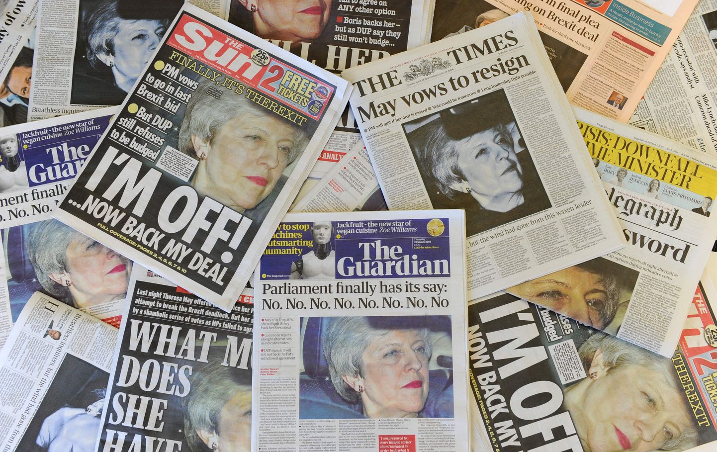 Briti väljaannete eilsed esikaaned kujutavad peaminister Theresa May lubadust parlamendile Brexiti-leppe toetamise korral tagasi astuda.