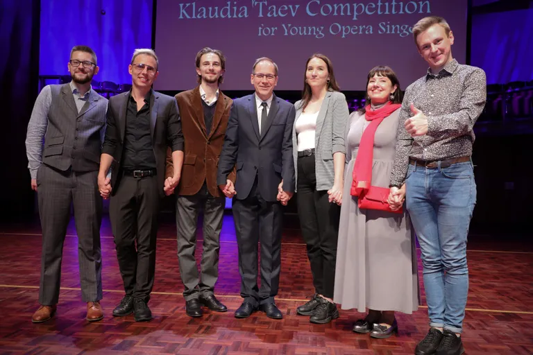 PromFesti korraldustiim Pärnu kontserdimaja laval (vasakult): Christianas Konpan, Madis Nurms, Mihkel Känd, Erki Pehk, Grete Teearu, Marika Petti, Evgenii Mikhailov.