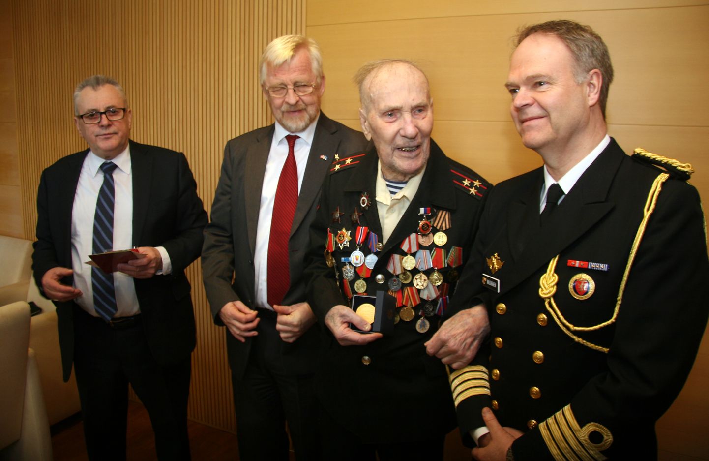 Представители норвежского и российского посольств в Эстонии вручили ветерану награды и выразили искреннее восхищение им.
