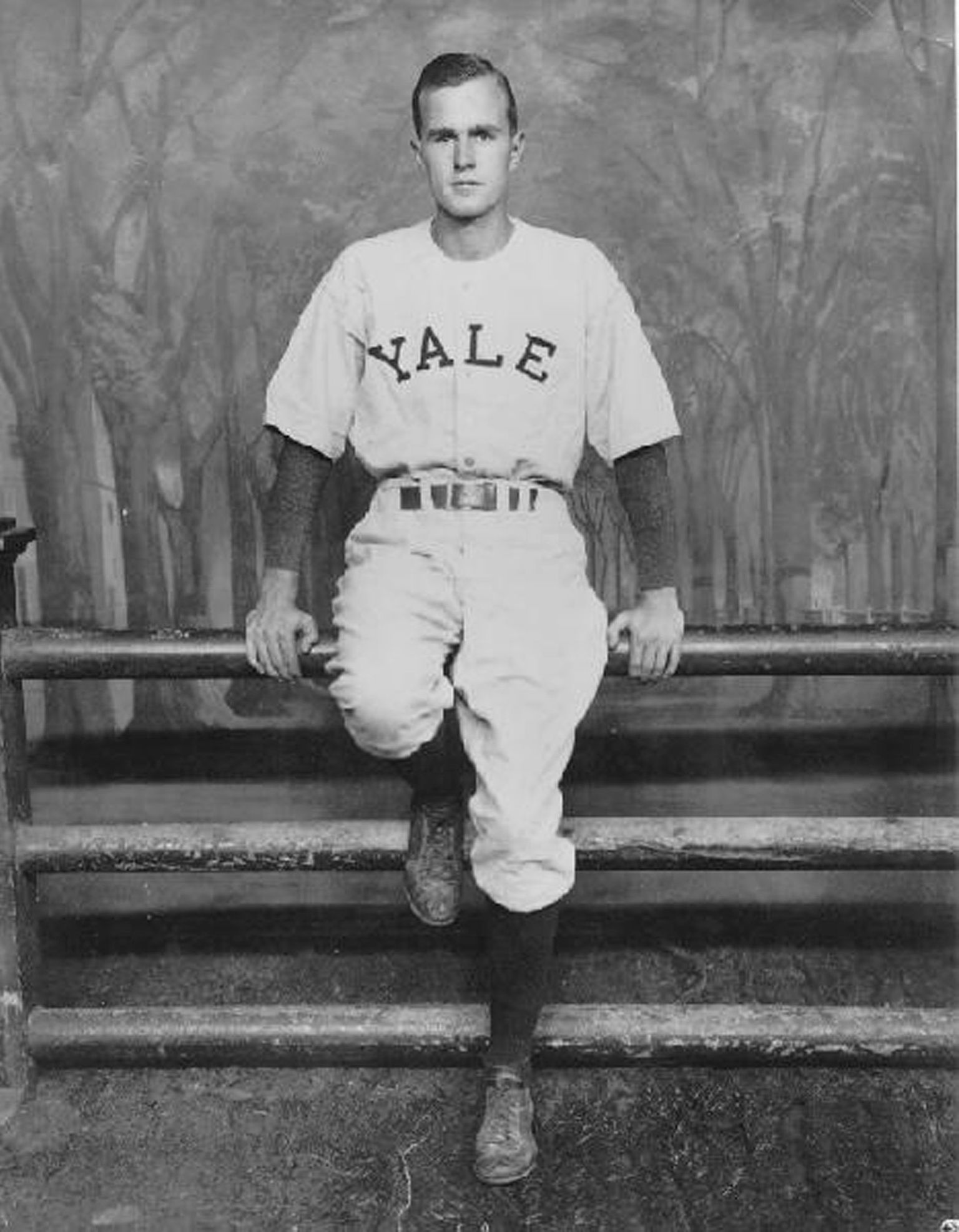 Džordžs Bušs seniors Jēlas universitātes beisbola formā īsi pēc Otrā pasaules kara. 