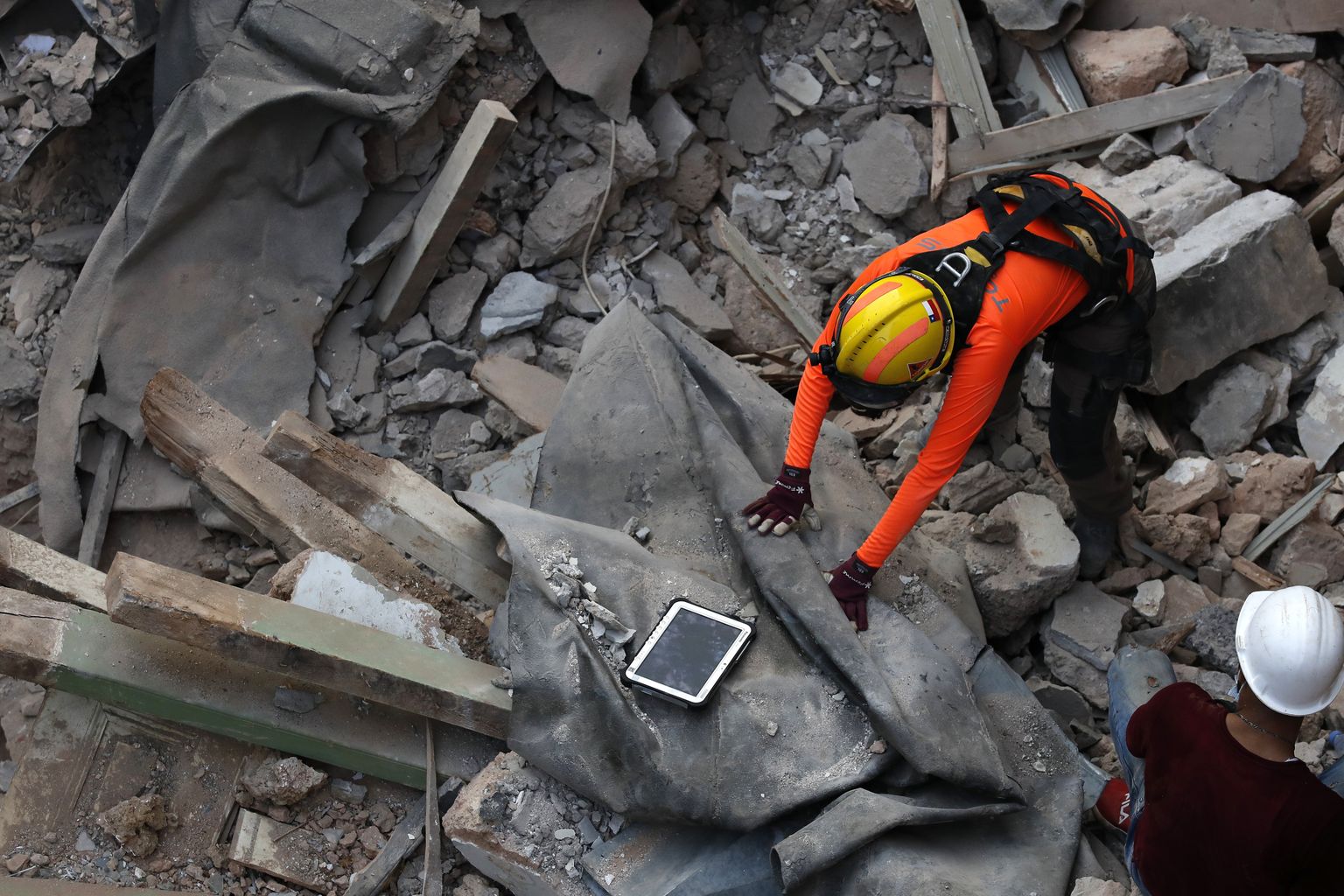 Tšiili päästjate teatel näitas nende seade Beiruti majarusudes kahe meetri sügavusel südamelööke