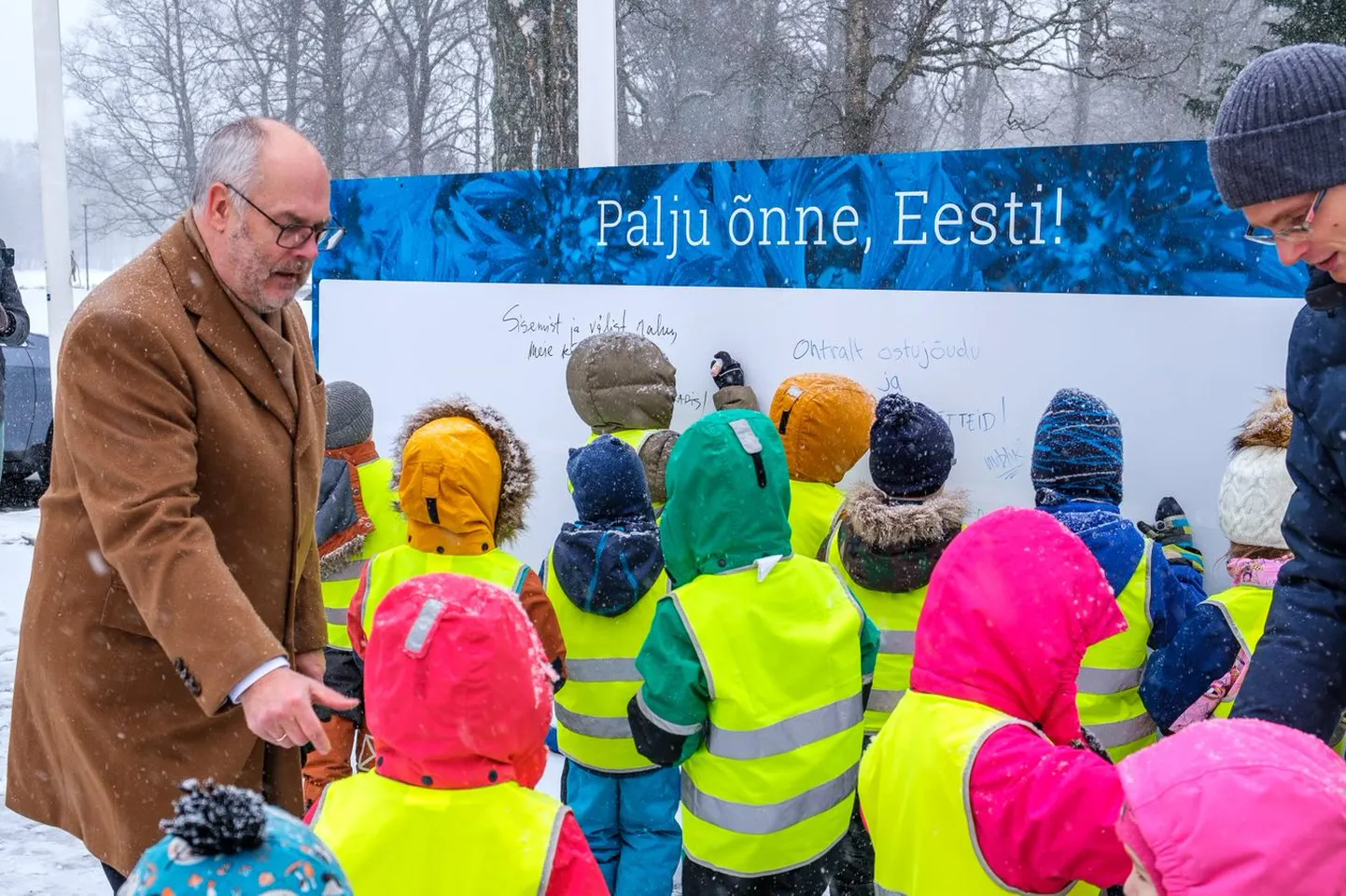 President Karis kirjutas koos muusik Nublu ja lasteaialastega sünnipäevakaardile esimesed soovid.