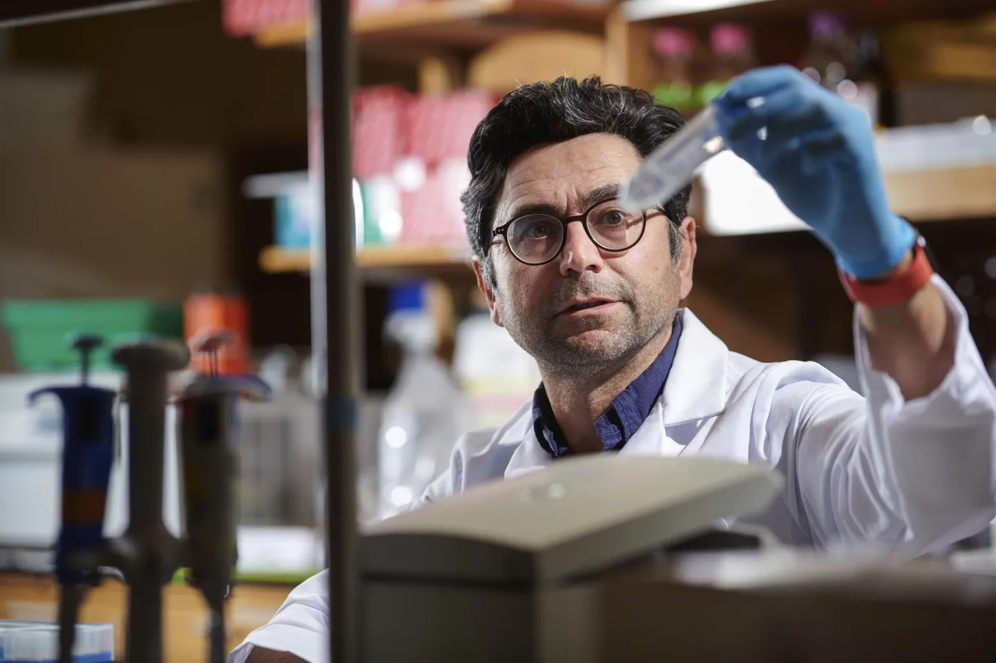 Professor Ardem Patapoutian oma tööruumides Scrippsi instituudis San Diegos Californias.