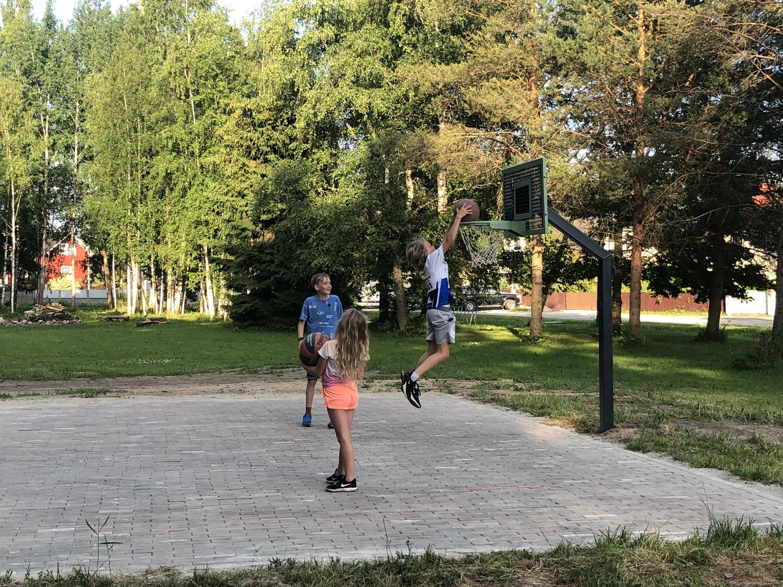 Kogukond uuendas linnaosa korvpalliplatsi ning lapsed proovisid kohe, kui hea on seal nüüd mängida.
