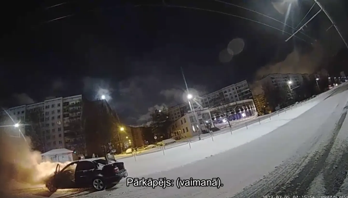 "Es nomiršu šīs mašīnas dēļ! Var jūs apskaut, lūdzu?" Bēgšana no policijas Rīgā beidzas ar avāriju un asarām