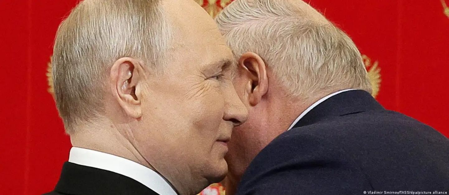 Что нашептывает Владимир Путин Александру Лукашенко?