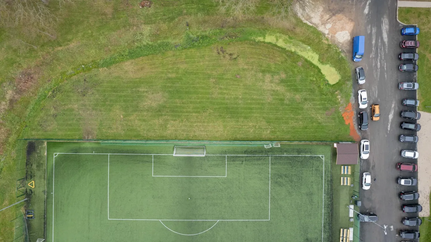 Viljandi järveäärsete tenniseväljakutest üle tee, kunstmuruväljaku kõrvale on osaühingul Tennisekeskus plaanis rajada suvel neli padeli välisväljakut.