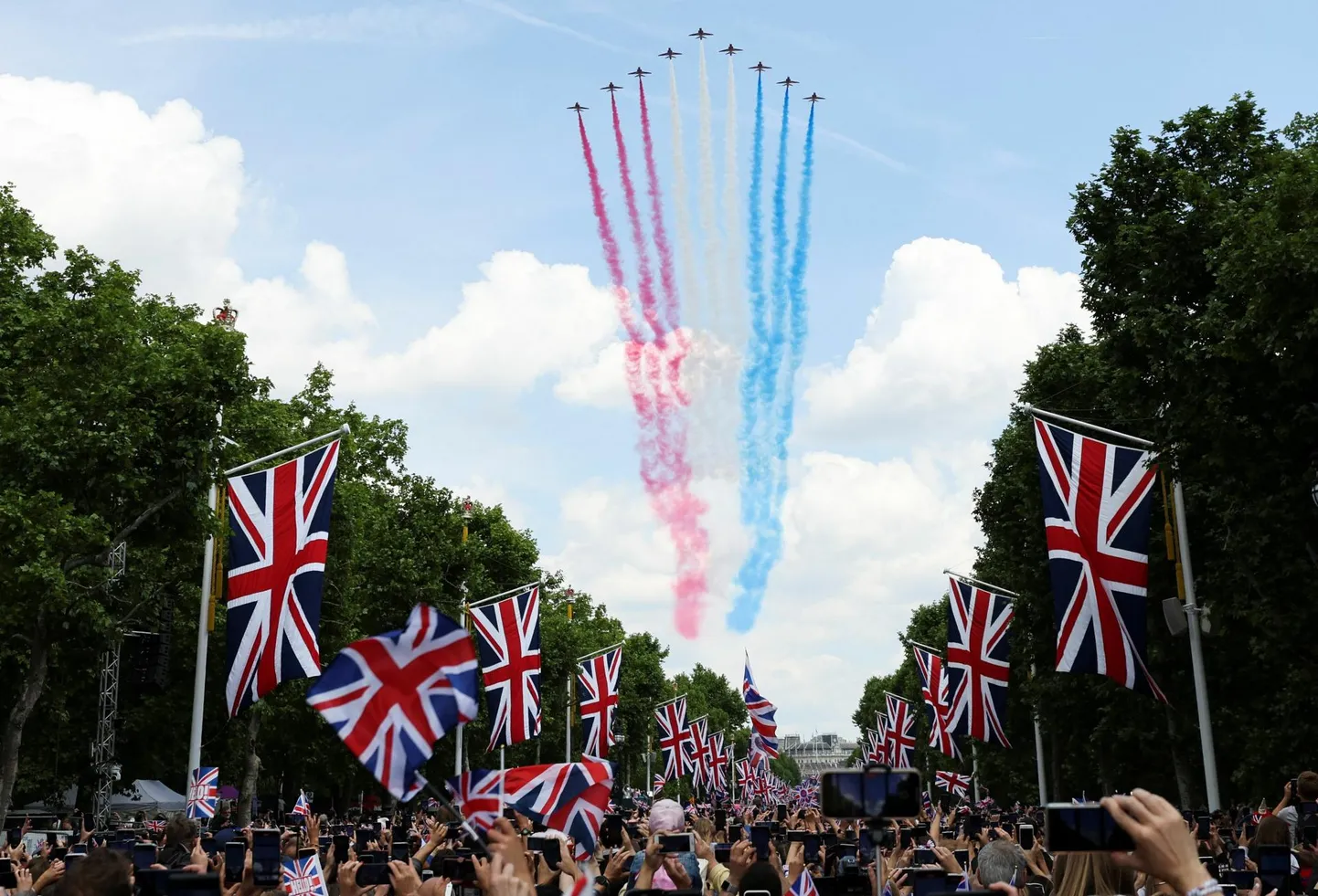 Red Arrowsi lennukid Buckinghami palee kohal kuninganna Elizabeth II tänavuse troonijuubeli pidustuste ajal.