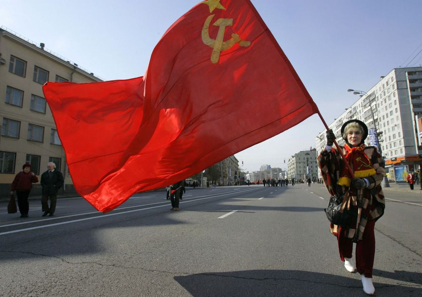 Punalipuga proua kõnnib Moskva tänaval tänavusele 1. mai paraadile.