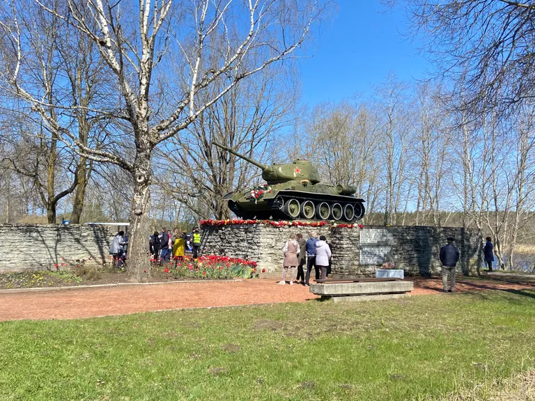 Памятник "Танк Т-34" стоит на окраине Нарвы у пограничной реки с 1970 года.