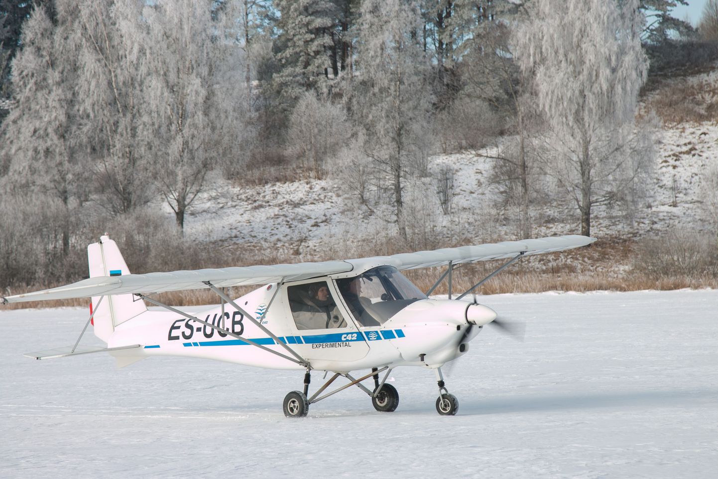 Viljandi Lennuklubi lennukiga maandusid järve jääle piloodid Erki Lember ja Mart Kalam.