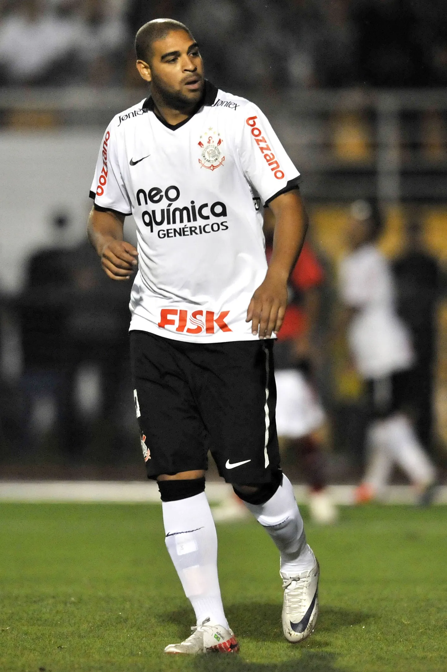 Бывший нападающий сборной Бразилии по футболу Адриано завершил карьеру.