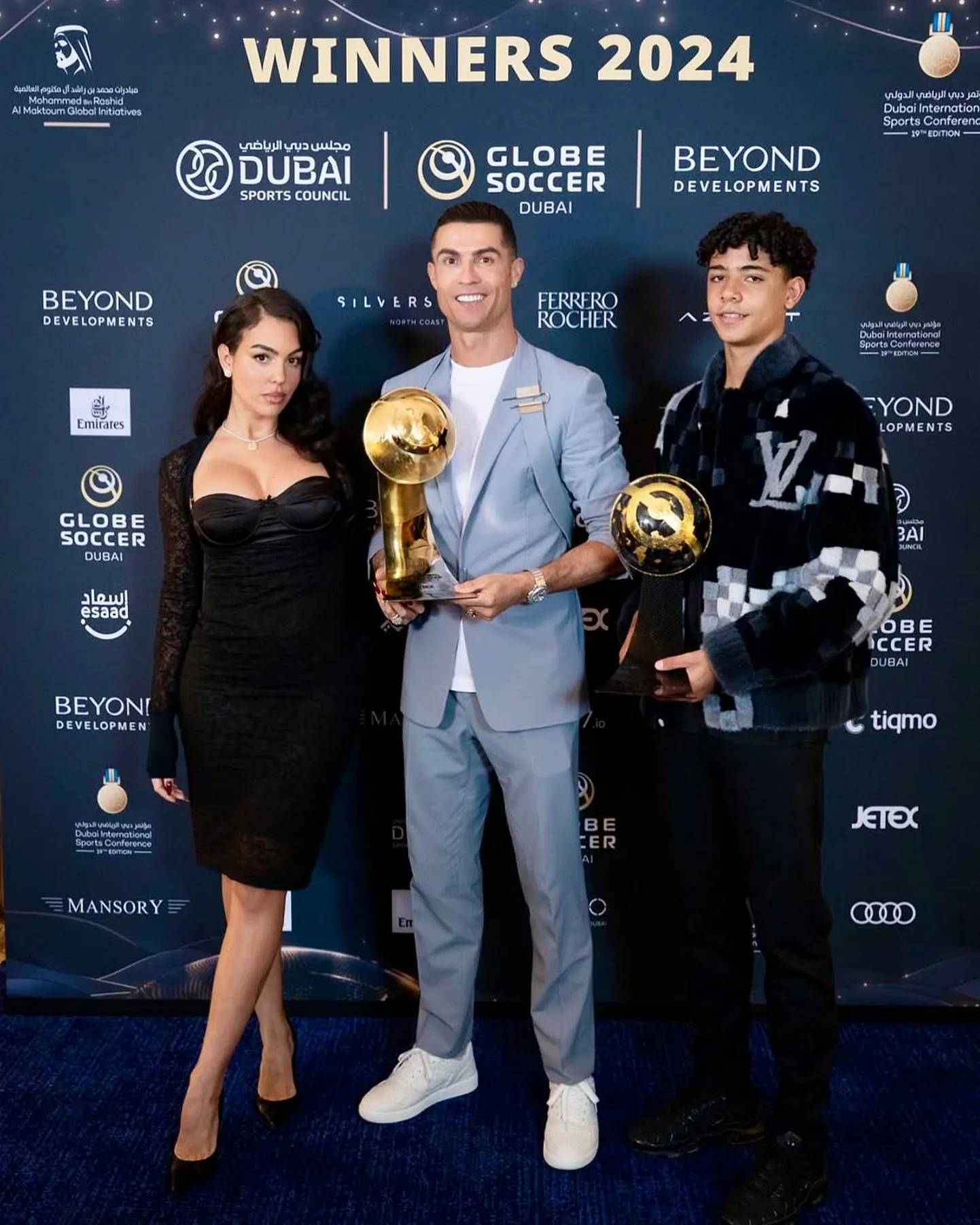 Cristiano Ronaldo (keskel) koos elukaaslase Georgina Rodriguezi ja vanima poja Cristiano juunioriga.