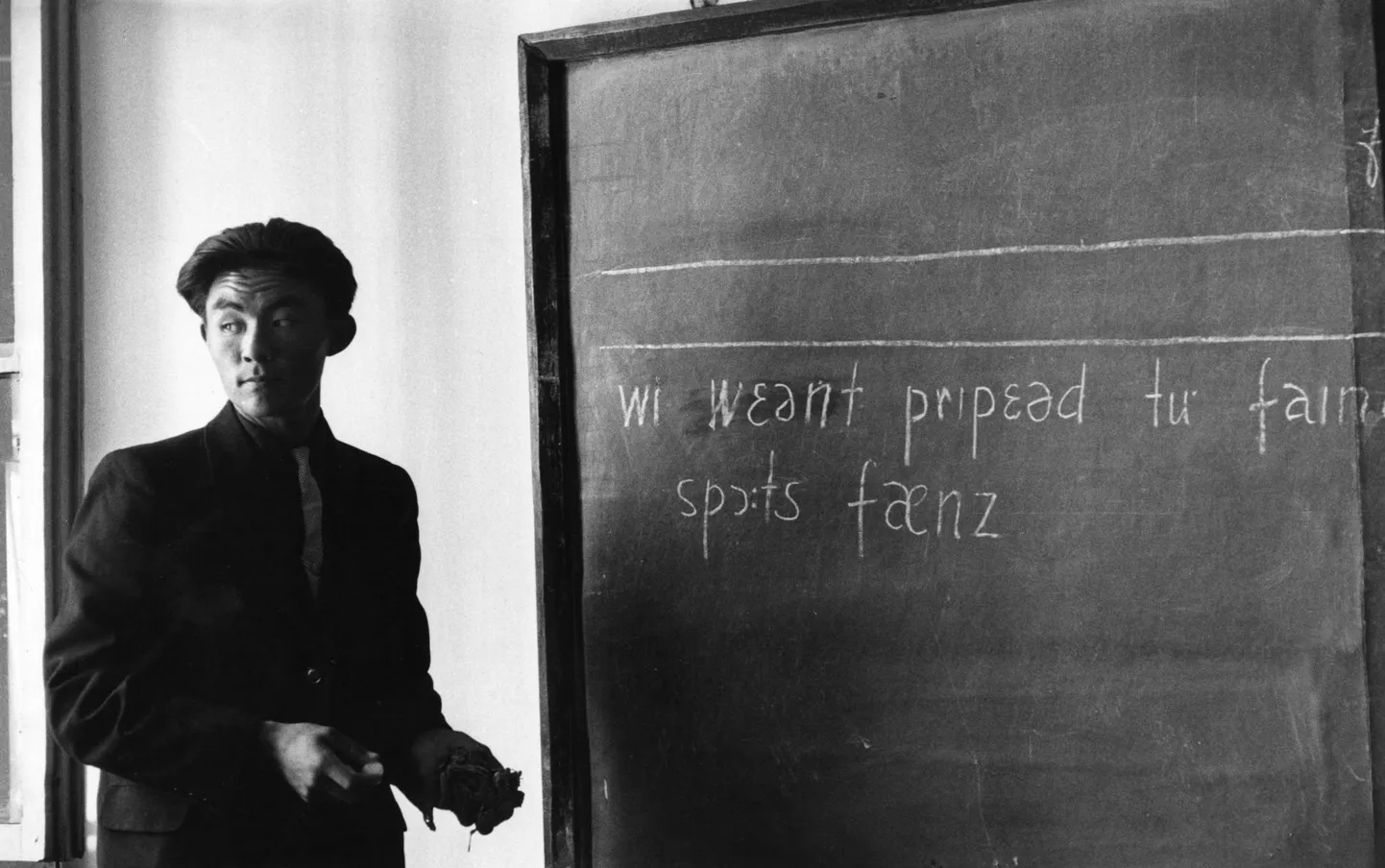 Kasahhi üliõpilane Almatõ Pedagoogilises Instituudis 1964. aastal. Tahvlil ingliskeelse lause «We weren’t prepared to find [ardent] sports fans.» foneetiline transkriptsioon.