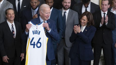 VIDEO ⟩ Piinlik hetk: USA president Biden unustas NBA tähe nime