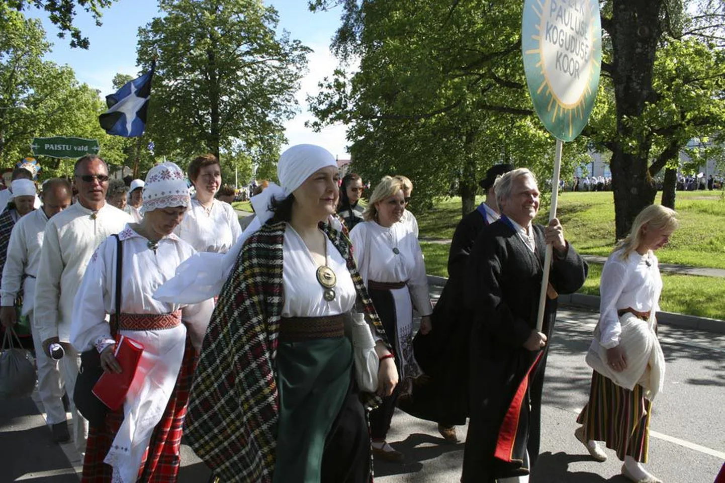 Meenutus soojast suvepäevast: Külli Salumäe (vasakul) läinud aasta juunis oma kooriga esimesel Mulgi laulu- ja tantsupeol Karksis