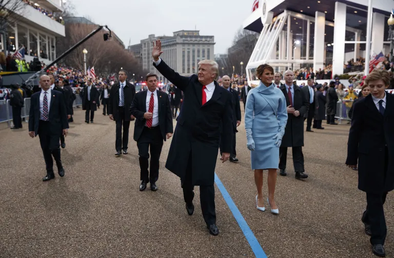Donald, Melania ja Barron Trump koos ihukaitsjatega. Spekulatsiooni tekitas kiilas ihukaitsja