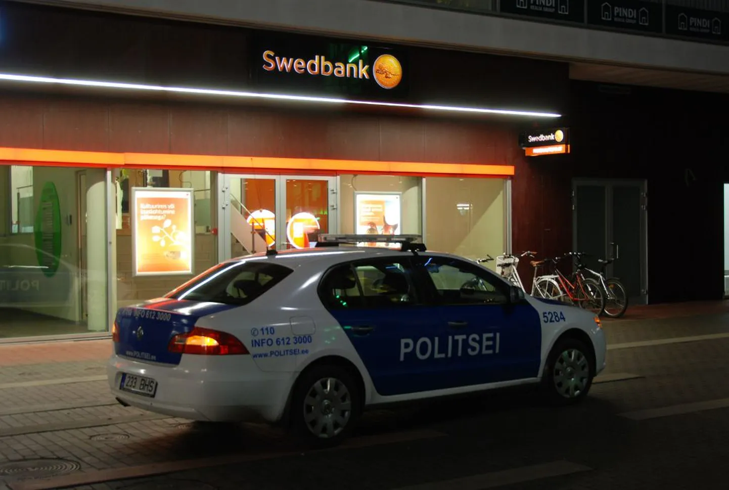 Swedbanki initsiatiivil mängiti Pärnu kontserdimaja kontoris läbi pangarööv.