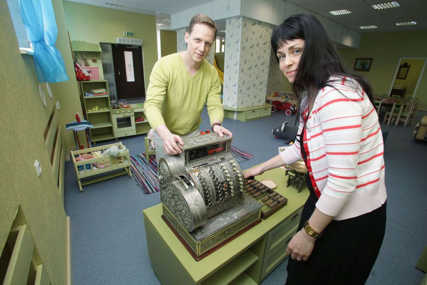 Krista ja Raimo Raid on lastele näitamiseks kogunud Friida mängumaale ka ajaloolise väärtusega esemeid. Pildil vana kassaaparaat.
