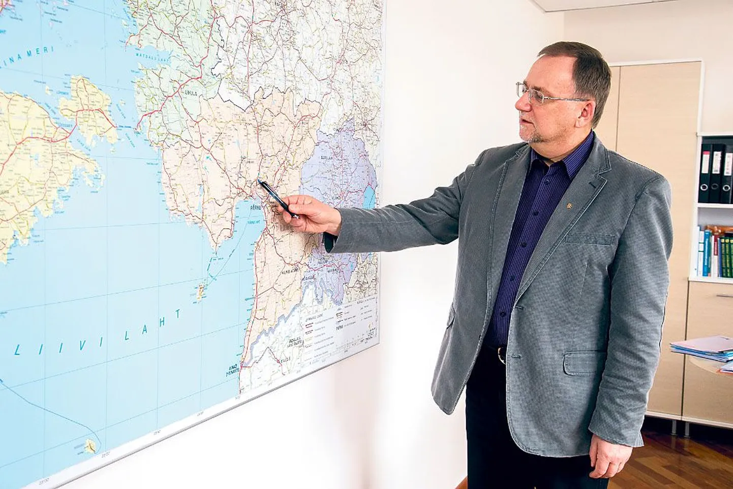 Maanteeameti Lääne regiooni jääb viis maakonda ja kontor asub Pärnus, selle juhataja Enn Raadik näitas kaardil Pärnumaal teelõike, mis lähevad kevadest remonti.