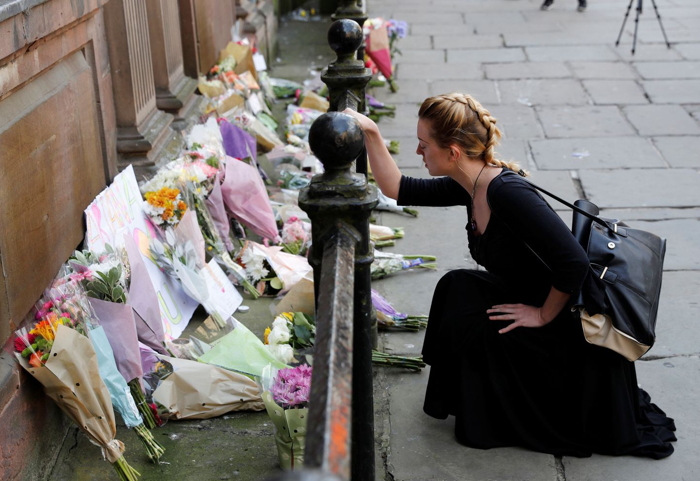 Naine mälestamas Manchesteri tabanud rünnaku ohvreid.