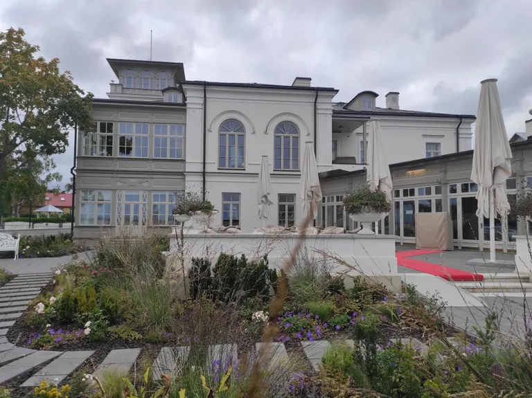 Suurejoonelises Villa Freidheimis töötatakse selle nimel, et Haapsalust saaks taas kuurort, kuhu on põhjust tulla ka Peterburi, Moskva, Stockholmi ja Kopenhaageni koorekihil.