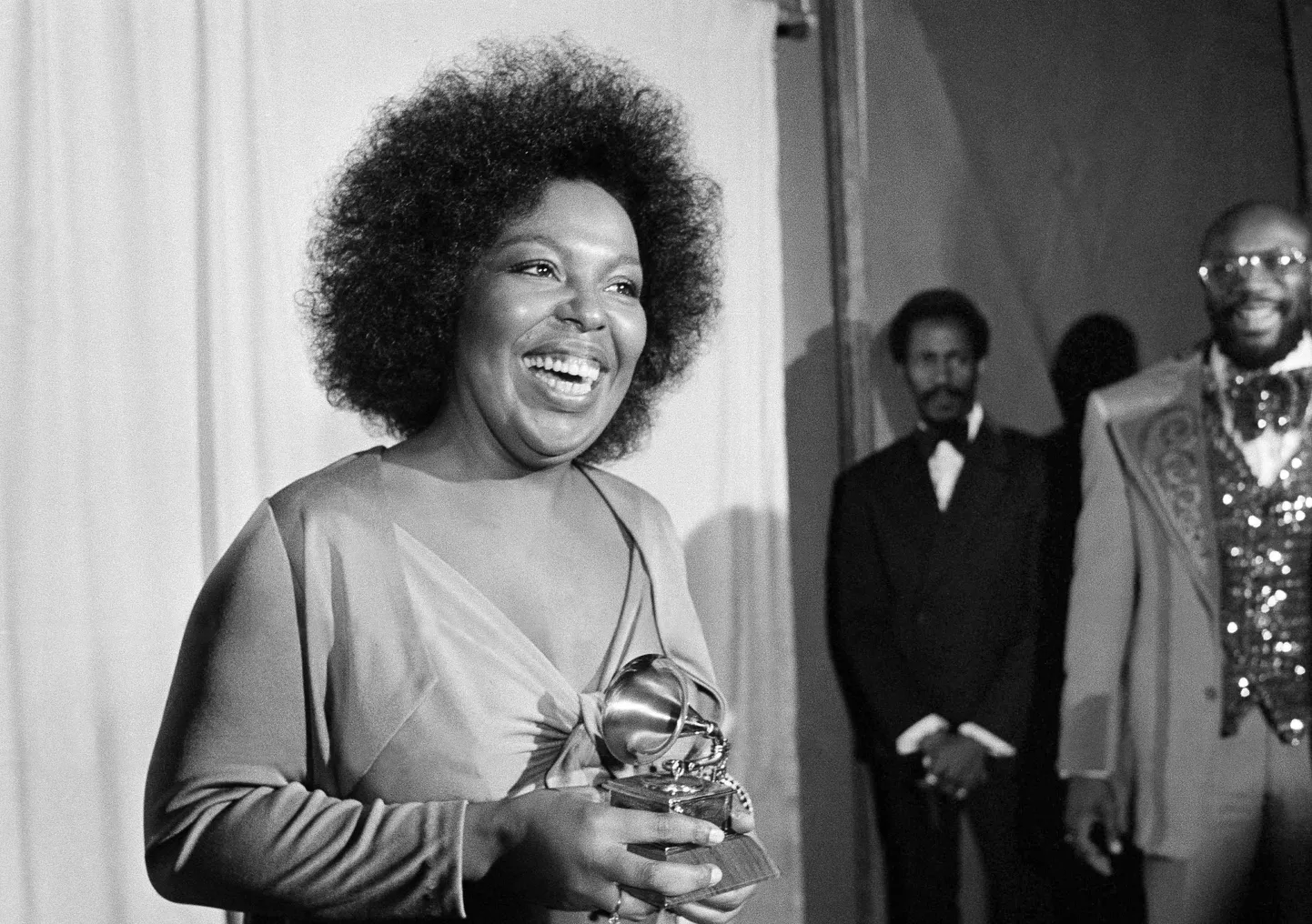 Roberta Flack pärast Grammy saamist lauluga «Killing Me Softly With His Song».