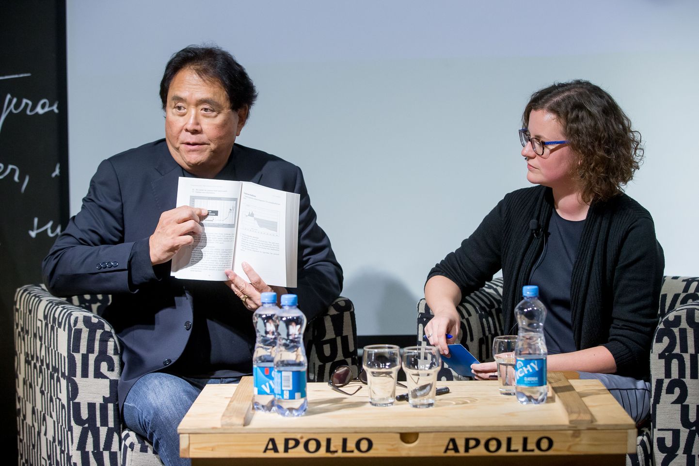 Robert Toru Kiyosaki jagas Solarise Apollos autogramme.