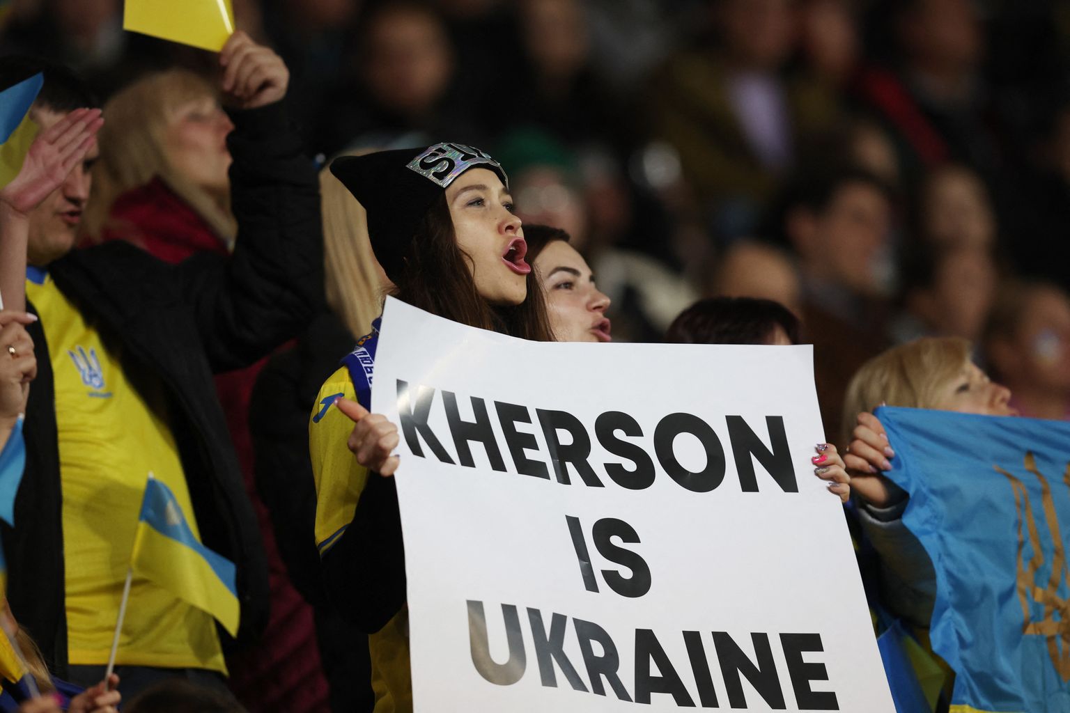 Jalgpallifänn plakatiga: Herson on Ukraina.