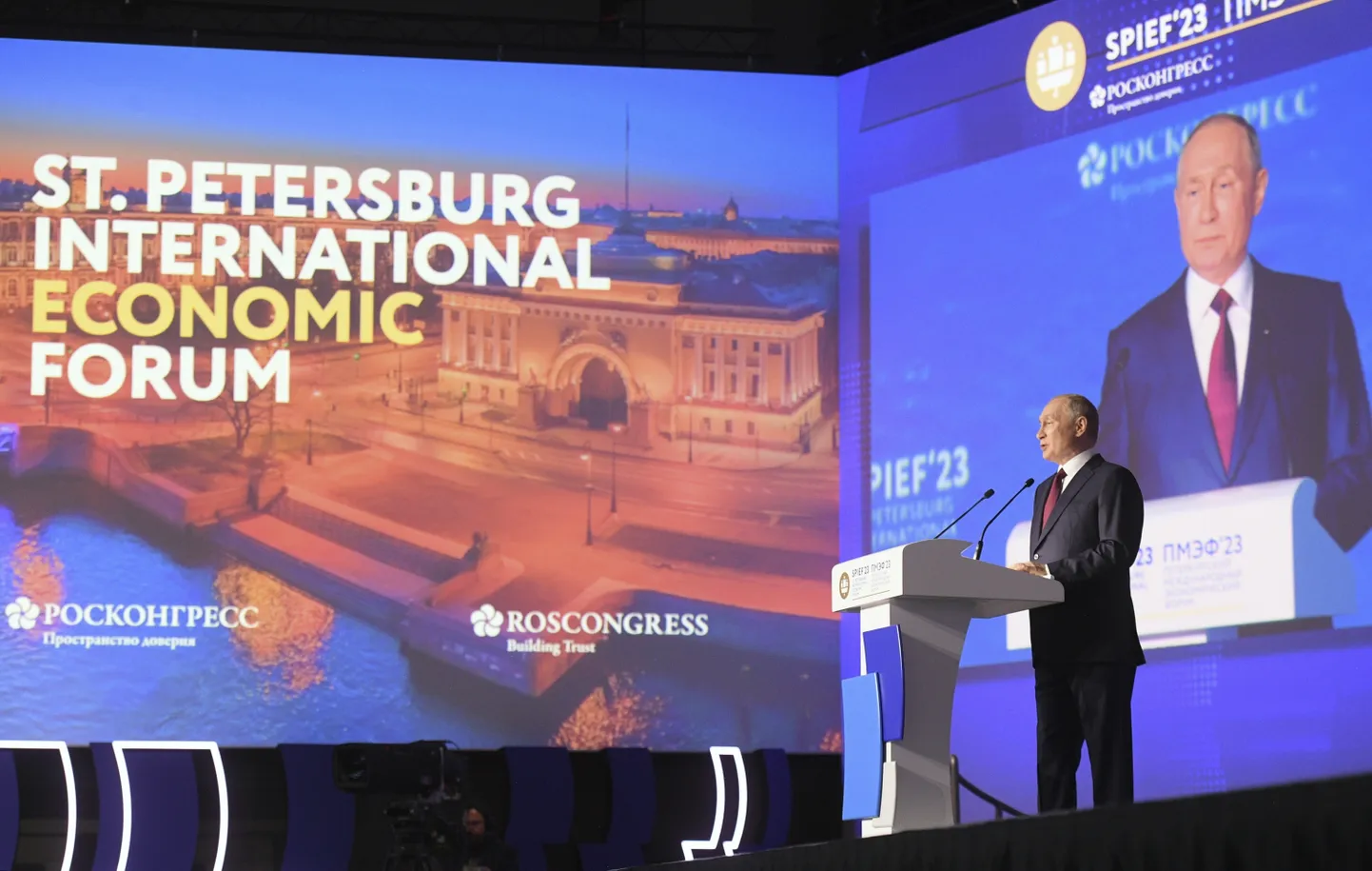 President Vladimir Putin pidas iga-aastasel Peterburi majandusfoorumil kõne, kus kinnitas tuumarelvade jõudmise Valgevenesse