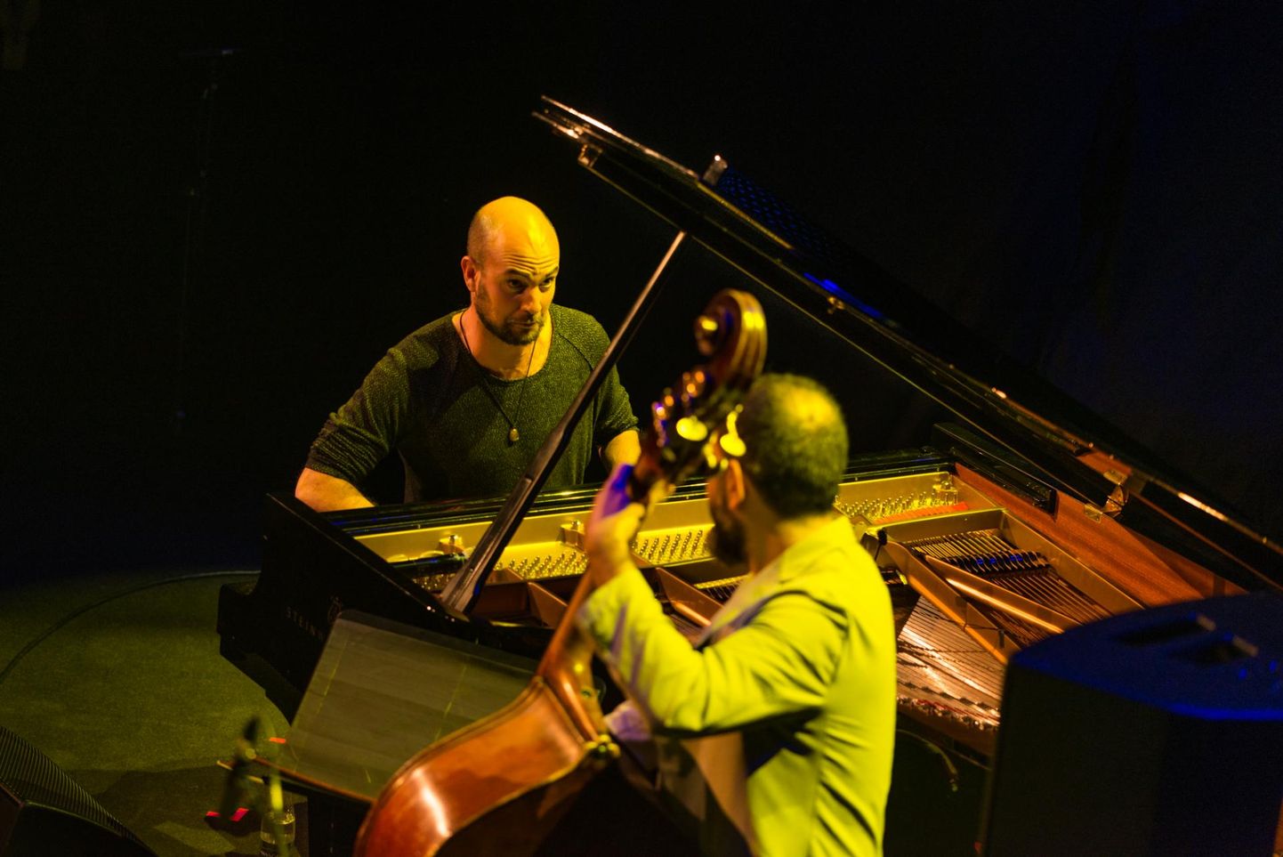 Shai Maestro klaveril ja Jorge Roeder kontrabassil andsid Jazzkaarel tundliku konsterdi. Pildilt puudub trummar Ofri Nehemya.