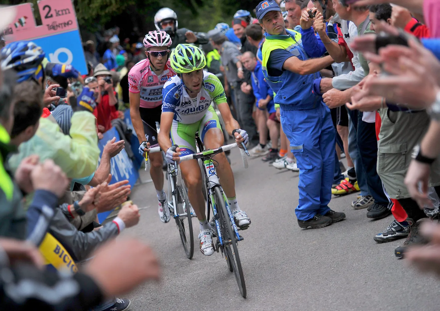 Alberto Contador (vasakul) ja Vincenzo Nibali Zoncolani mäest üles sõitmas.
