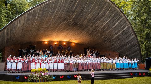 GALERII ⟩ Kabala laulu- ja tantsupidu toimus juba 60. korda
